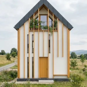 Tall Meadow Cottage With Framed Balcony