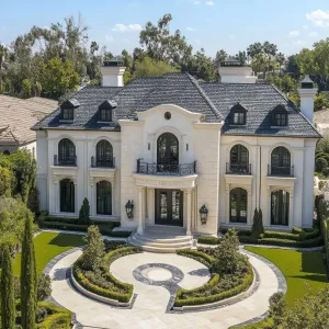 Extravagant Elegance with a Circular Flair