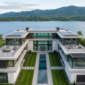 Lake Horizon Linear Courtyard Residence