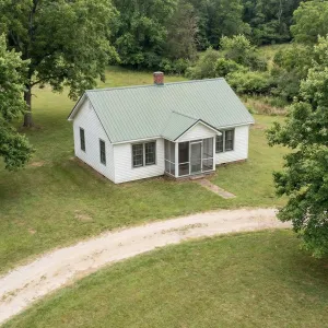 Quiet Meadow Cottage With Screened Porch