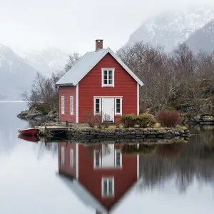 Lakeside Scarlet Cottage On Rock Islet