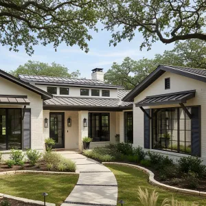 Breezy Bungalow Among Texas Oaks