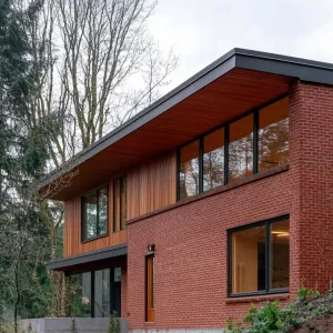 Slope House’s Sleek Design: A Modern Organic Retreat