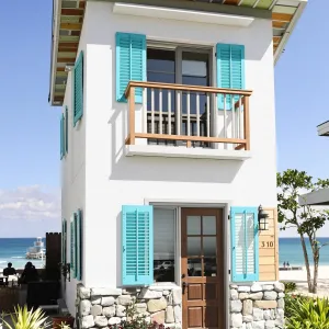 Turquoise Wavefront Chalet