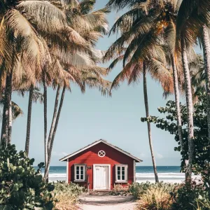 Charming Red Cottage by the Beach