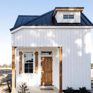 Petite Cabin Charmer on the Prairie