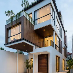 Skydeck Courtyard Home With Cascading Greenery