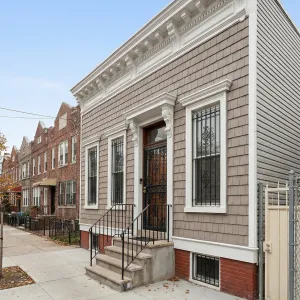 Shingle-Clad Crowned Stoopsider Cottage