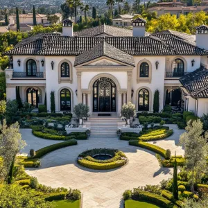 Palatial Paradise with a Courtyard Twist