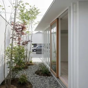 Narrow Zen Pebble Courtyard Walkway