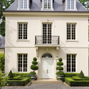 Grand Abode with Sculpted Hedgerows