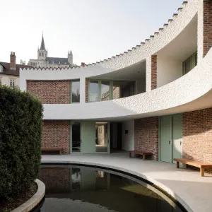 Curved Cubist Courtyard: A Pond’s Embrace