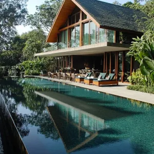 Villa Verde: Nature’s Reflection