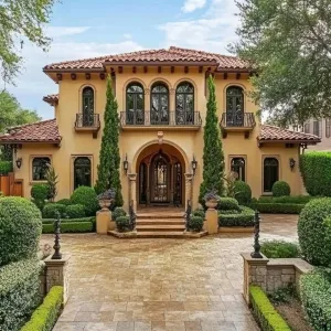 Villa Vista: The Art of Mediterranean Elegance