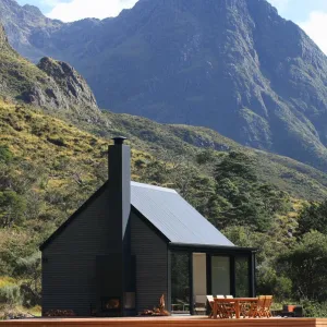Tiny House, Grand View: A Cozy Mountain Escape