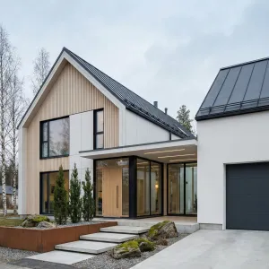 Scandinavian Courtyard Home With Breezeway