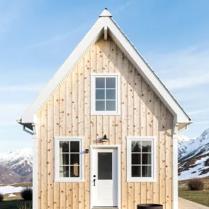 Tiny Timber Retreat in the Mountains