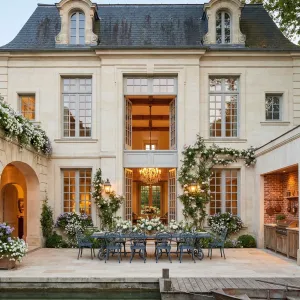 Canalside Courtyard With Chandelier Garden Feast