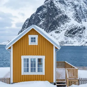 Honey Cedar Cabin By Icy Sound