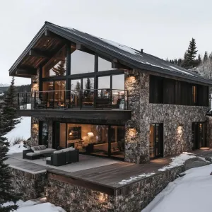 Stony Gables Retreat Amid Winter’s Embrace