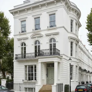 Corner Crescent Stucco Townhouse Poise