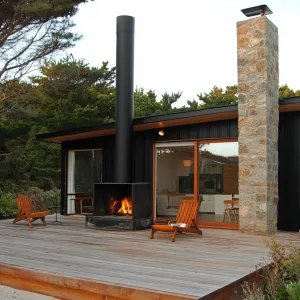 Cozy Coastal Retreat with a Flint-Flair